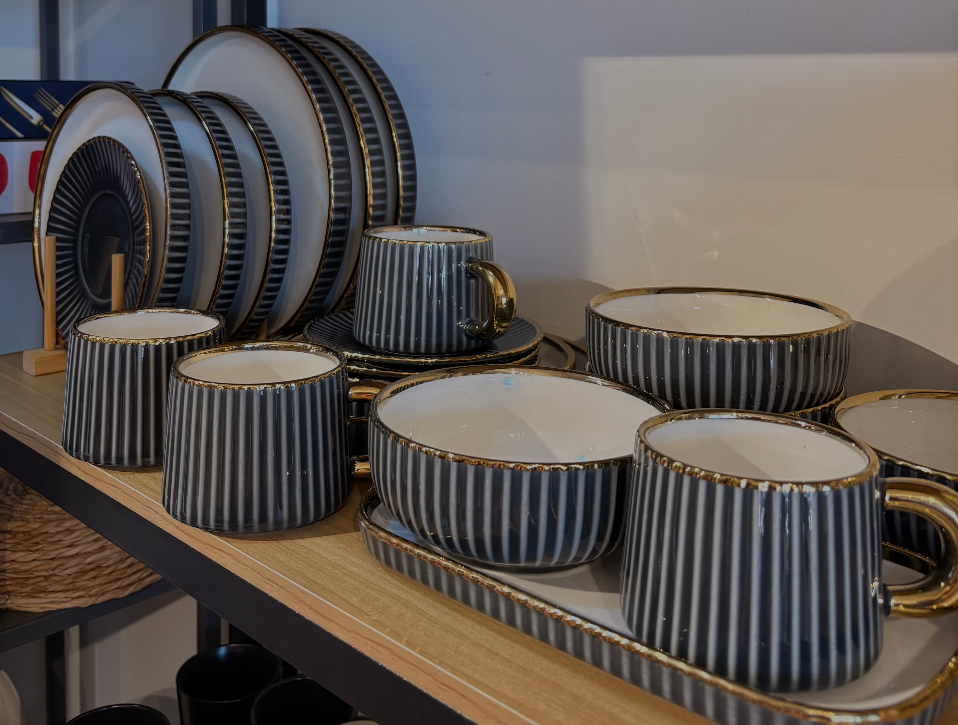 FLUTED GOLD RIM DINNERWARE